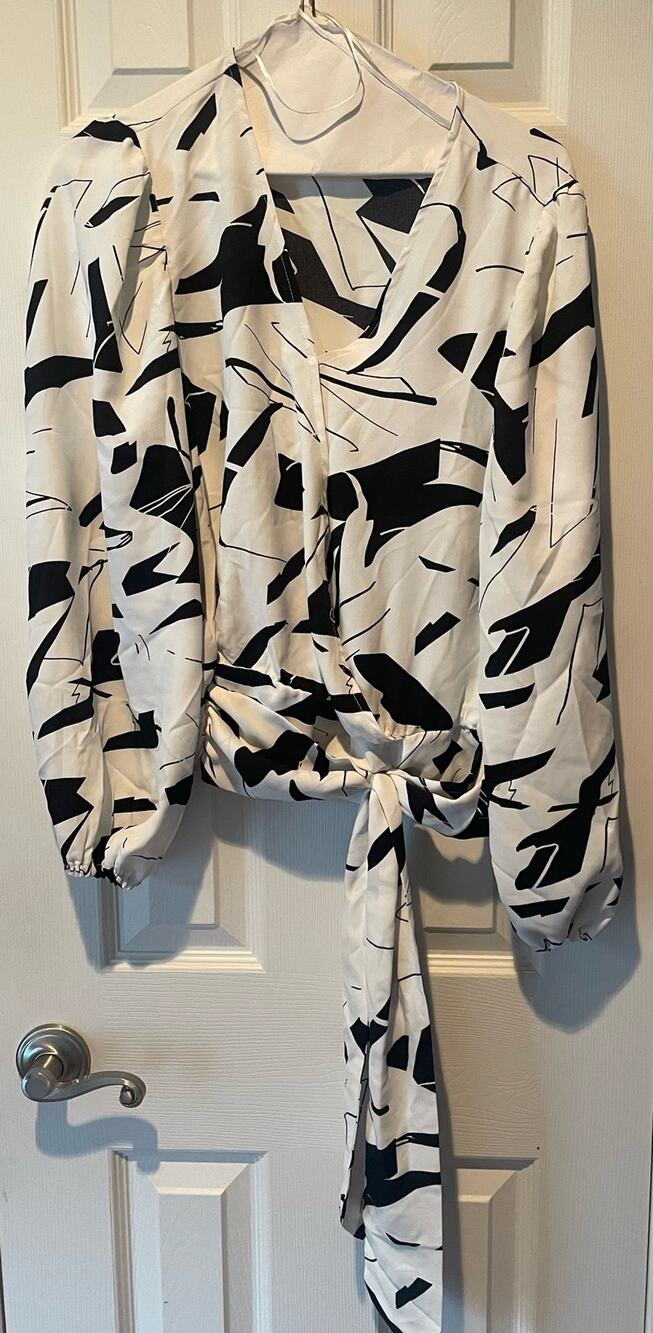 Vince Camuto Women's Blouse w/tie at waist, Size M, $20, B52